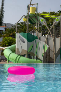 Piscina infantil con toboganes y juegos de agua en la zona Laurus del Hotel Jardín Tecina, La Gomera