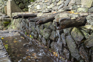 Fuente de los siete Chorros de Epina en La Gomera, tradición de beber agua para atraer suerte y amor