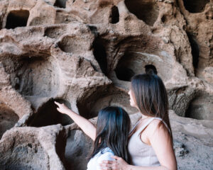 Antiguo granero aborigen excavado en la roca
