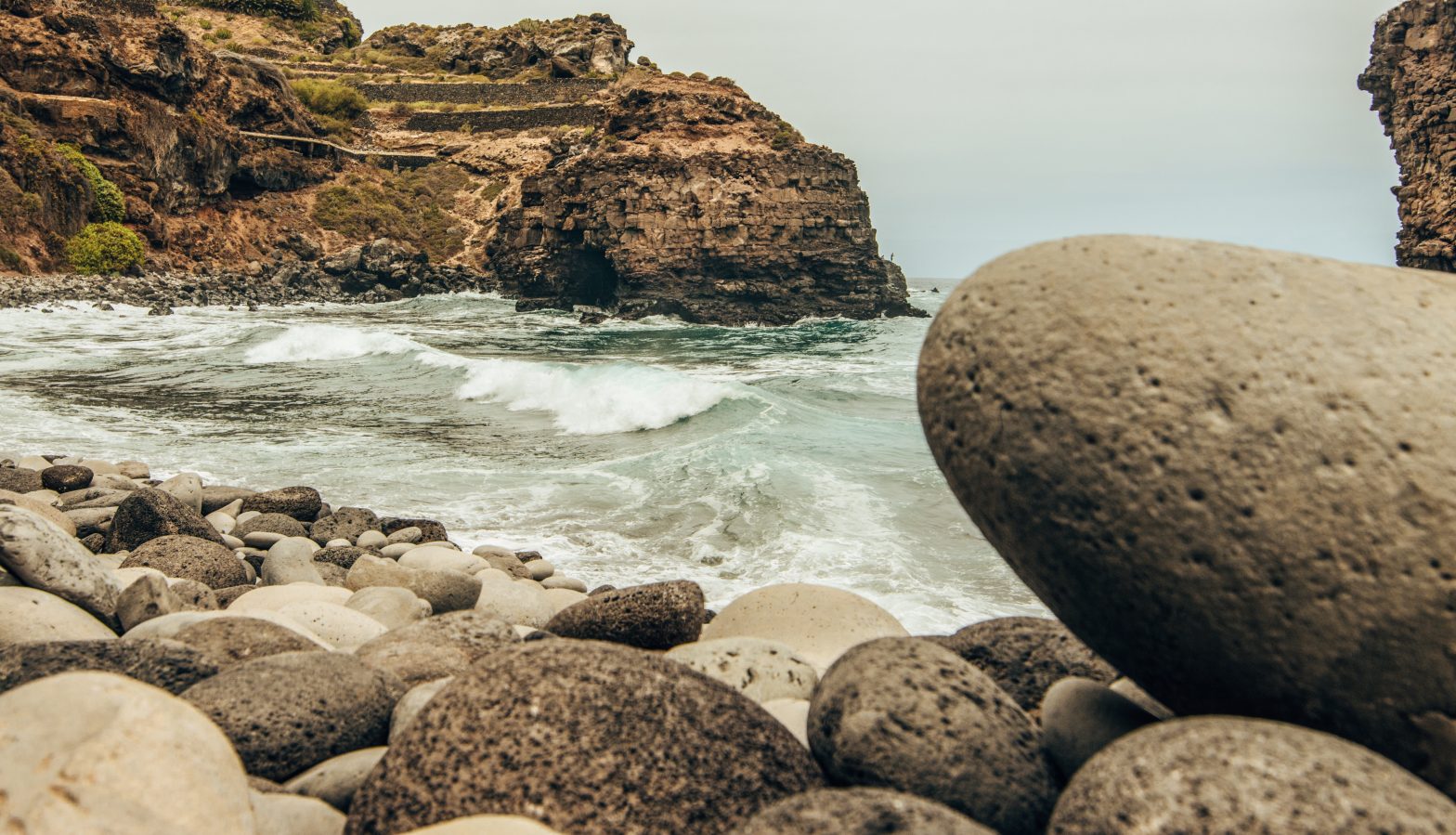 Playa de los Roques, callado por fuera arena negra por dentro