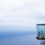 Pasarela de cristal en el Mirador de Abrante con vistas al pueblo de Agulo en La Gomera