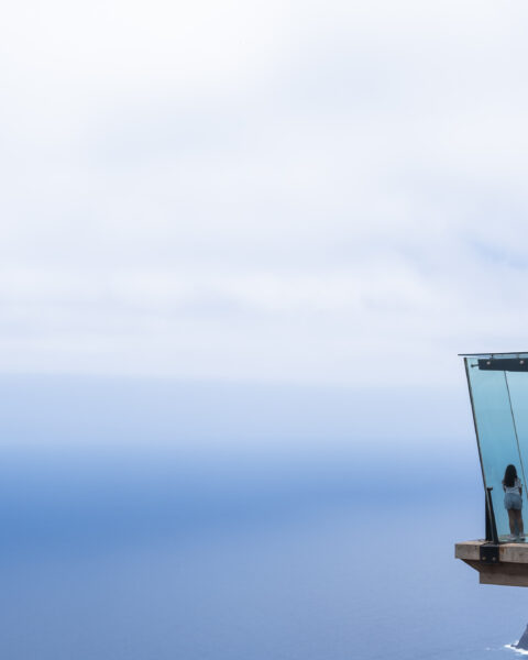 Pasarela de cristal en el Mirador de Abrante con vistas al pueblo de Agulo en La Gomera