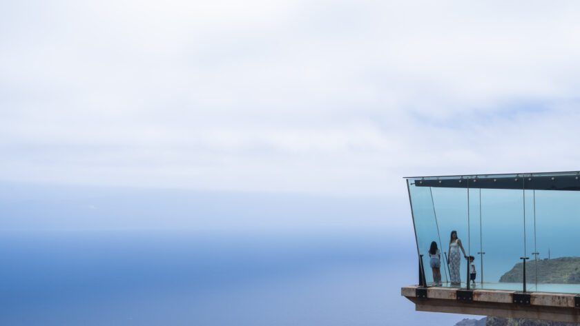 Pasarela de cristal en el Mirador de Abrante con vistas al pueblo de Agulo en La Gomera